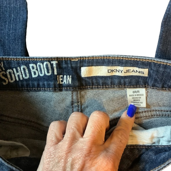 Donna Karan SOHO Boot Cut, Mid Rise, Very Flattering Jeans. - Picture 2 of 6